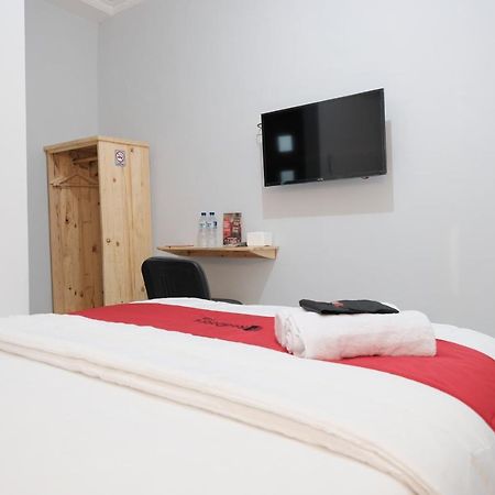 Reddoorz Syariah Near Siloam Hospital Kebon Jeruk Hotel Джакарта Екстериор снимка