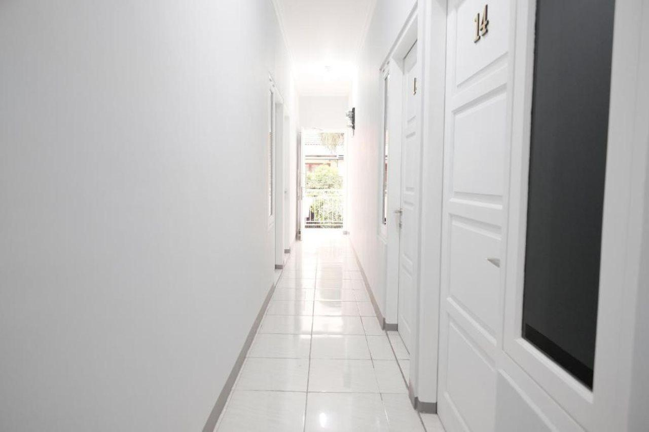 Reddoorz Syariah Near Siloam Hospital Kebon Jeruk Hotel Джакарта Екстериор снимка