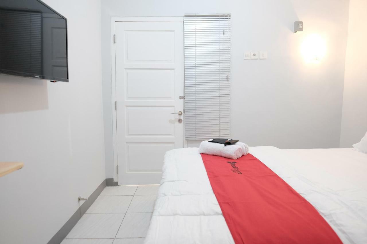 Reddoorz Syariah Near Siloam Hospital Kebon Jeruk Hotel Джакарта Екстериор снимка