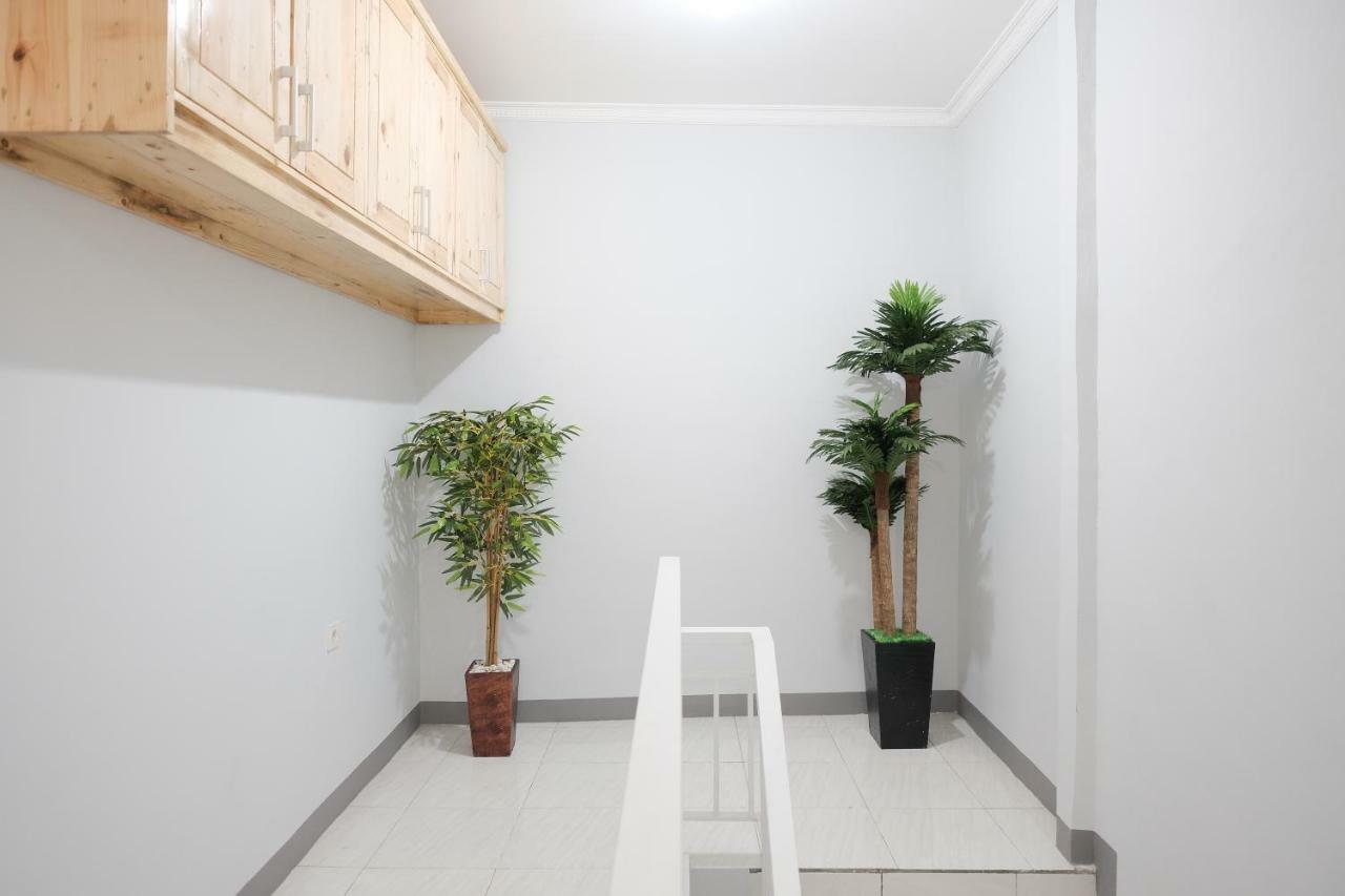 Reddoorz Syariah Near Siloam Hospital Kebon Jeruk Hotel Джакарта Екстериор снимка
